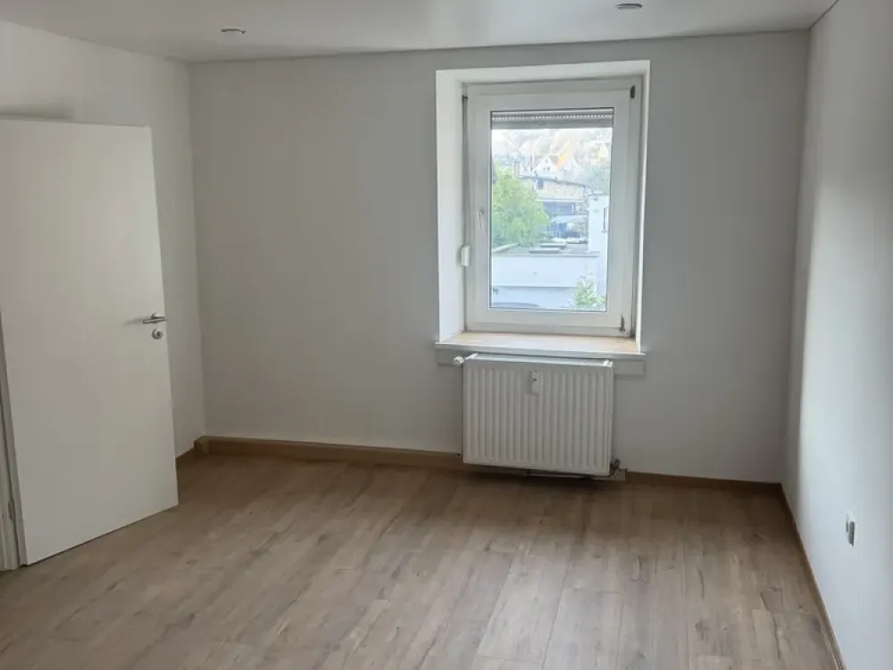 Bright, renovated 60 m² on the 1st floor with fitted kitchen and daylight bathroom, optional parking space