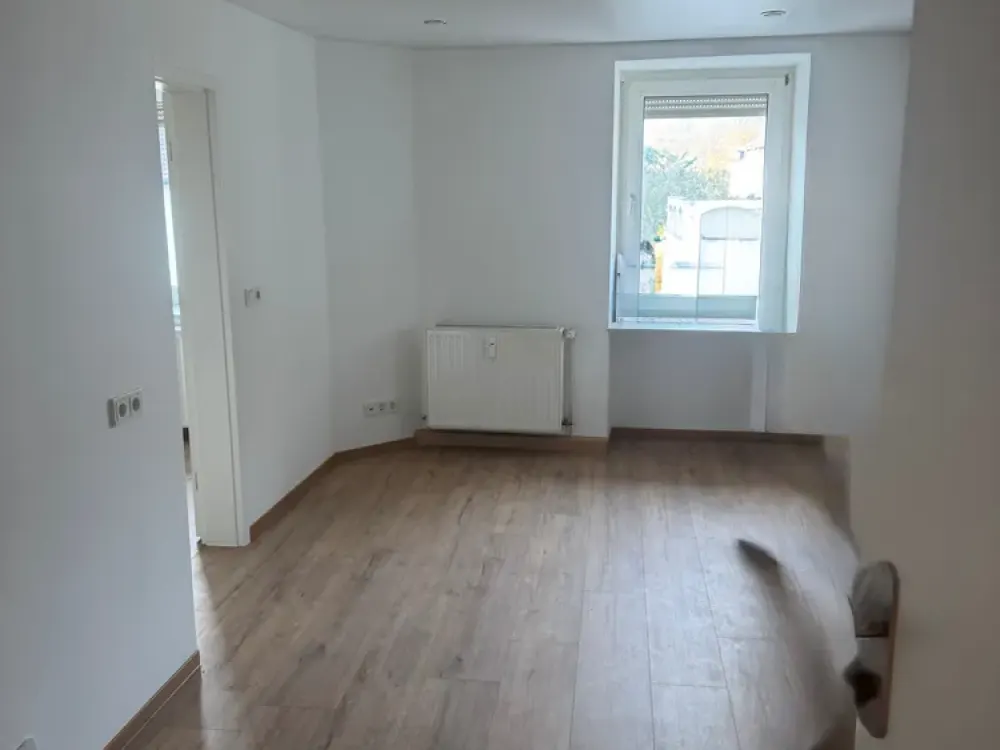 Bright, renovated 60 m² on the 1st floor with fitted kitchen and daylight bathroom, optional parking space