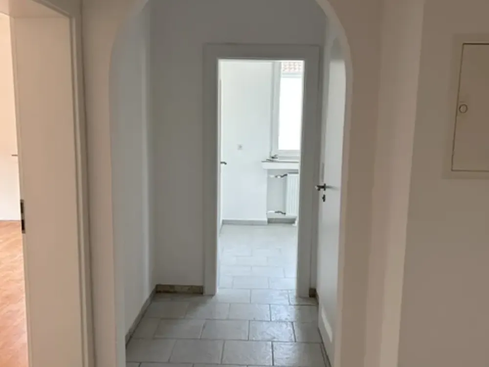 Helle, sanierte 2-Zimmer Wohnung mit Balkon im 1. OG