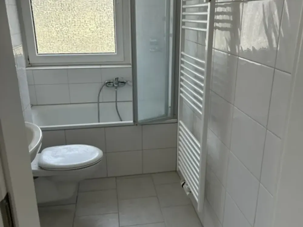 Helle, sanierte 2-Zimmer Wohnung mit Balkon im 1. OG