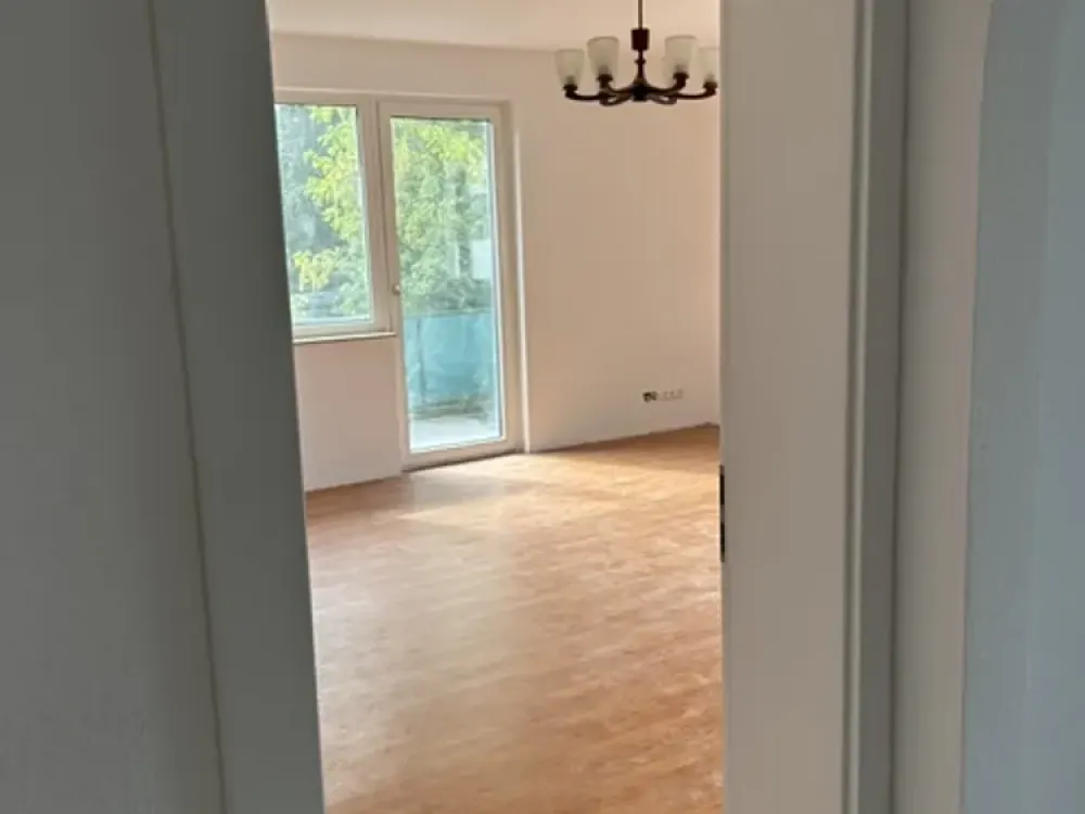 Helle, sanierte 2-Zimmer Wohnung mit Balkon im 1. OG