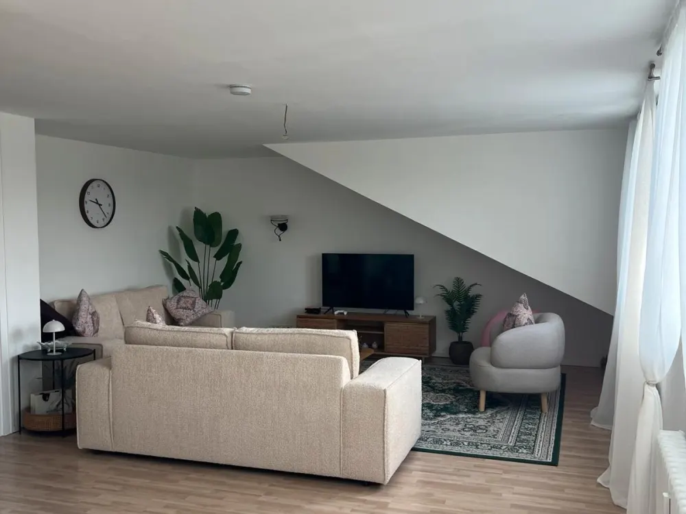 3 Zimmer Wohnung/ Nähe Sana-Klinik/ Nähe S1 Haltestelle