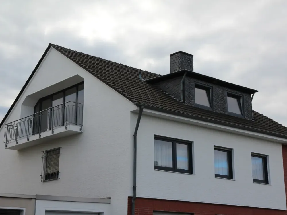 Commission-free! Very beautiful and bright attic apartment, 2 rooms, bathroom, kitchen, balcony