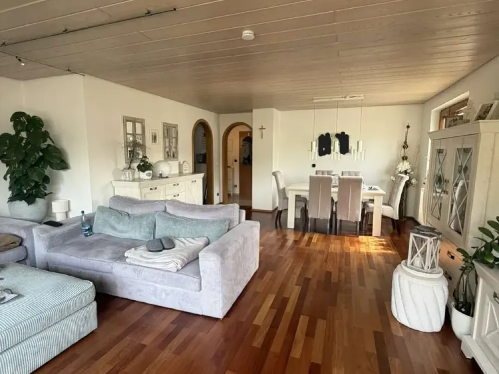HELL UND GROSSZÜGIG - 2,5-Zimmer-Wohnung in Esslingen mit Terrasse, Stellplatz - 9064