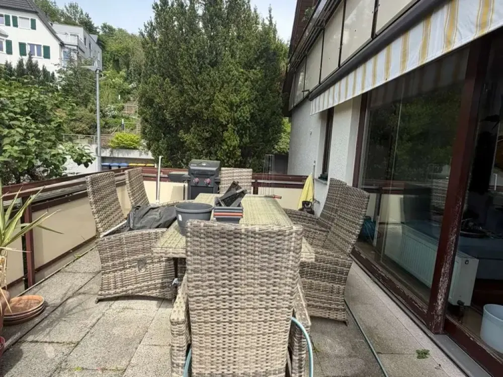 HELL UND GROSSZÜGIG - 2,5-Zimmer-Wohnung in Esslingen mit Terrasse, Stellplatz - 9064
