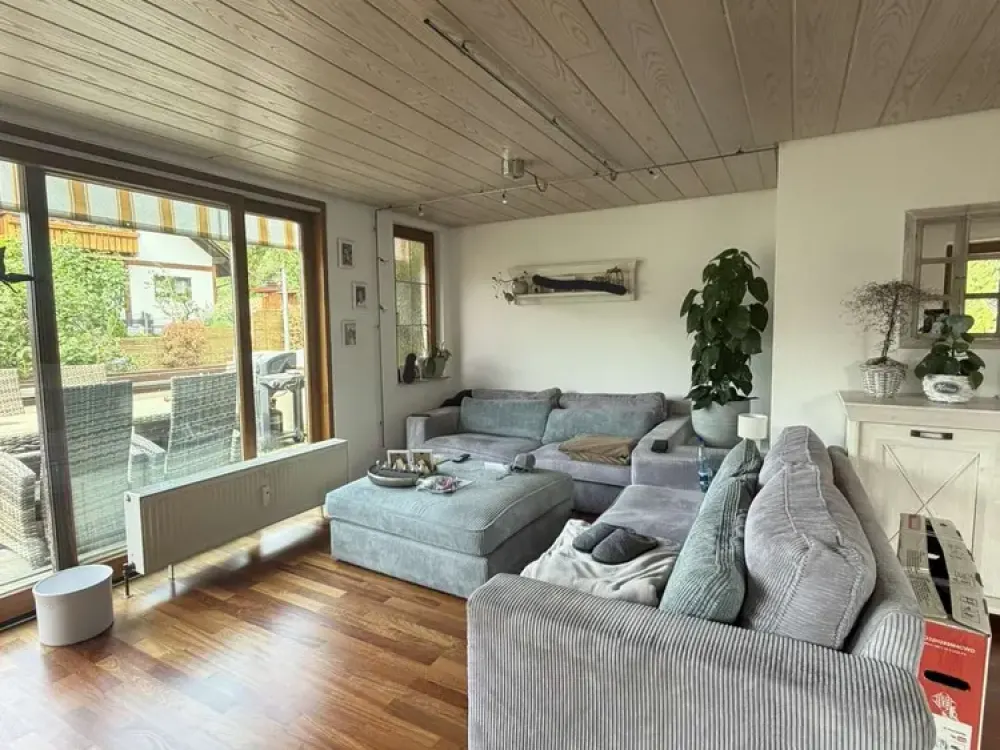 HELL UND GROSSZÜGIG - 2,5-Zimmer-Wohnung in Esslingen mit Terrasse, Stellplatz - 9064