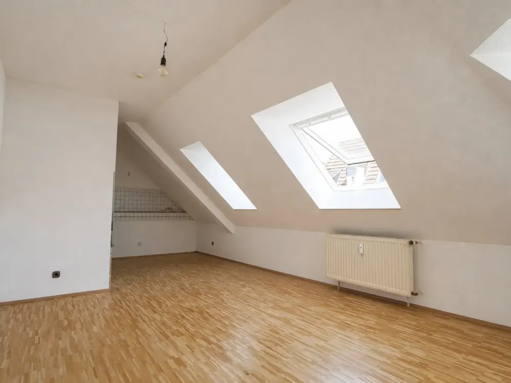 Bright approx. 45m² 2-room attic apartment with daylight bathroom