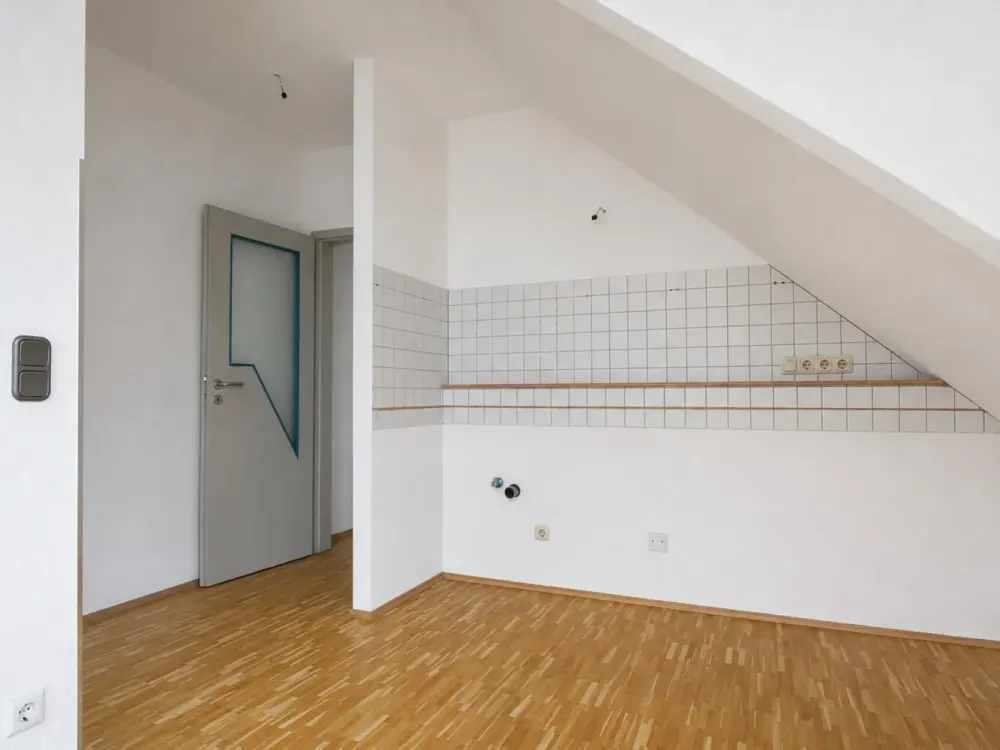 Bright approx. 45m² 2-room attic apartment with daylight bathroom