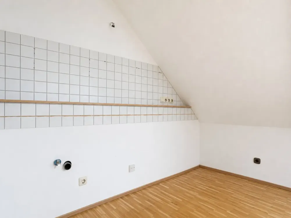Bright approx. 45m² 2-room attic apartment with daylight bathroom