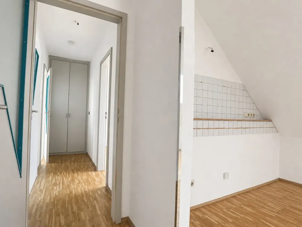 Bright approx. 45m² 2-room attic apartment with daylight bathroom