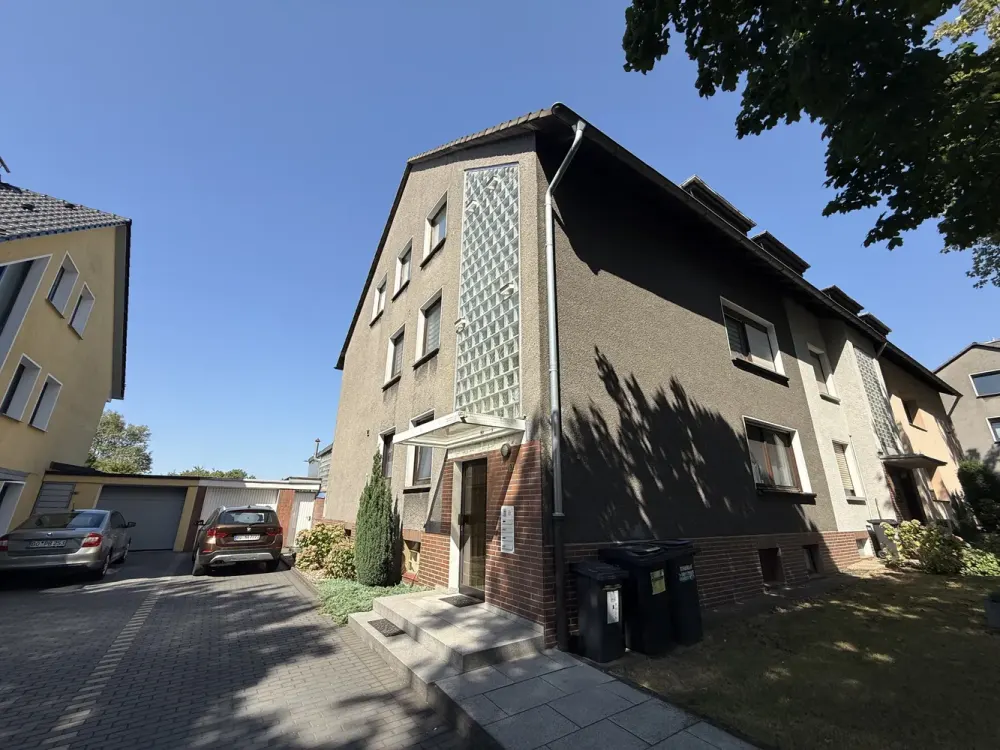 2,5 Raum in ruhigem 3 Parteienhaus. DG mit großzügigem Raumgefühl. Garage optional.
