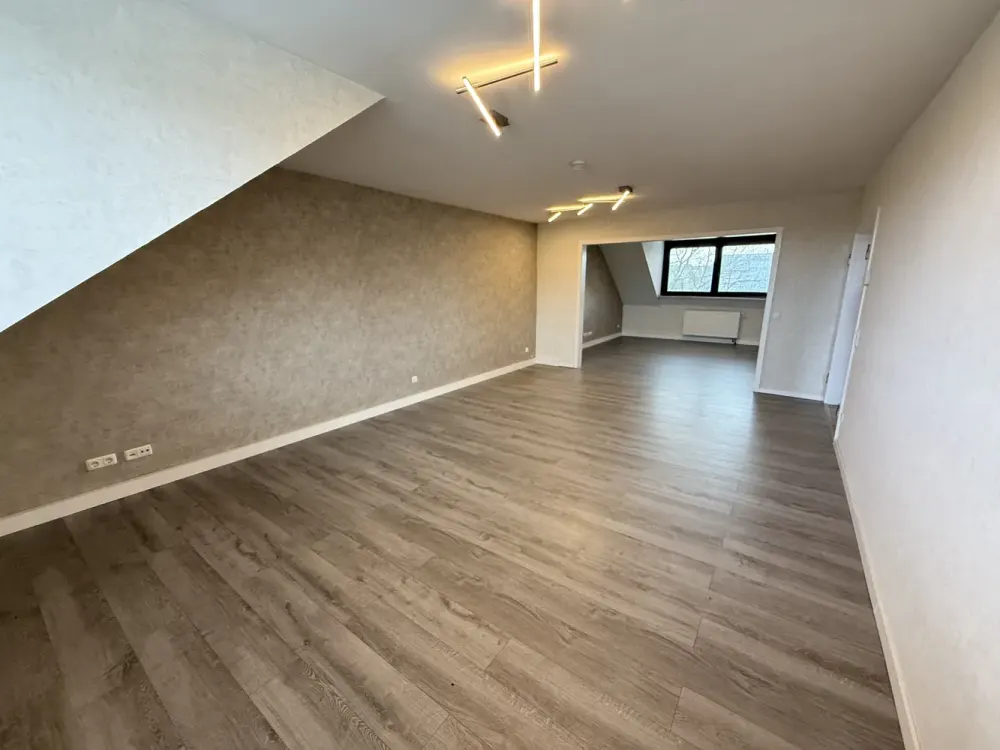 2,5 Raum in ruhigem 3 Parteienhaus. DG mit großzügigem Raumgefühl. Garage optional.