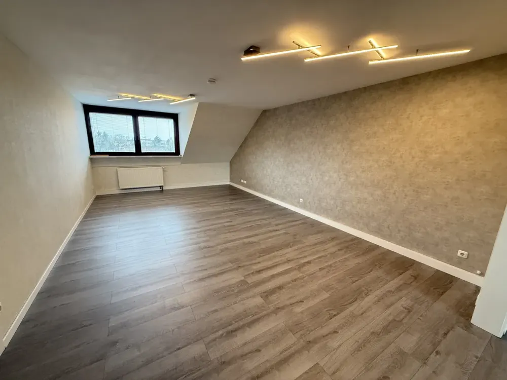 2,5 Raum in ruhigem 3 Parteienhaus. DG mit großzügigem Raumgefühl. Garage optional.