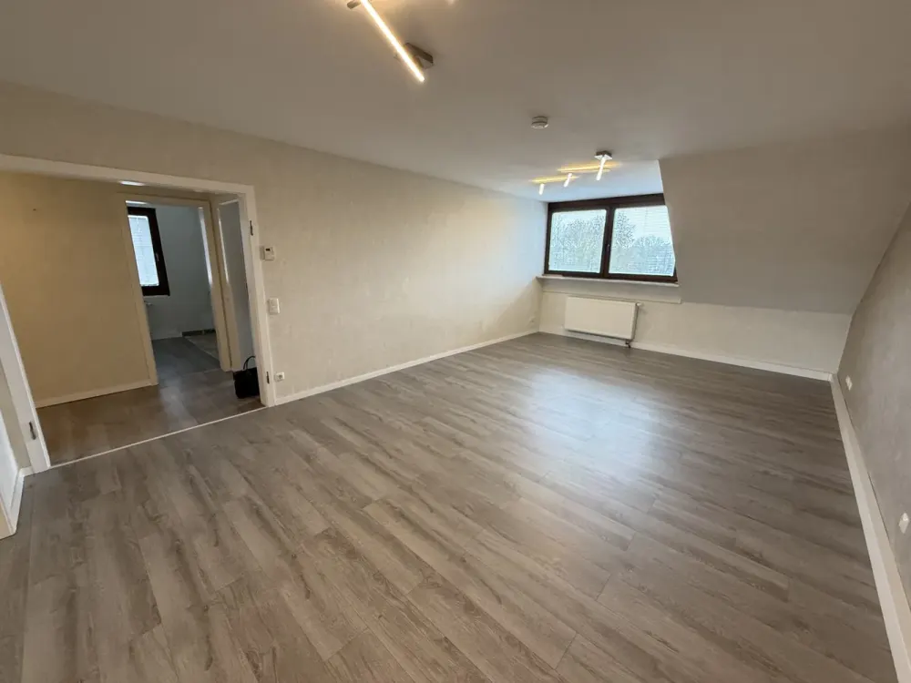2,5 Raum in ruhigem 3 Parteienhaus. DG mit großzügigem Raumgefühl. Garage optional.