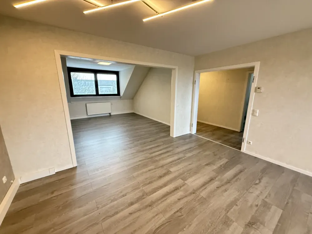 2,5 Raum in ruhigem 3 Parteienhaus. DG mit großzügigem Raumgefühl. Garage optional.