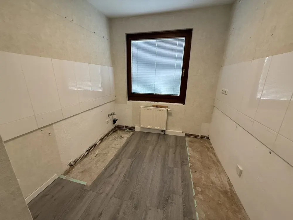 2,5 Raum in ruhigem 3 Parteienhaus. DG mit großzügigem Raumgefühl. Garage optional.