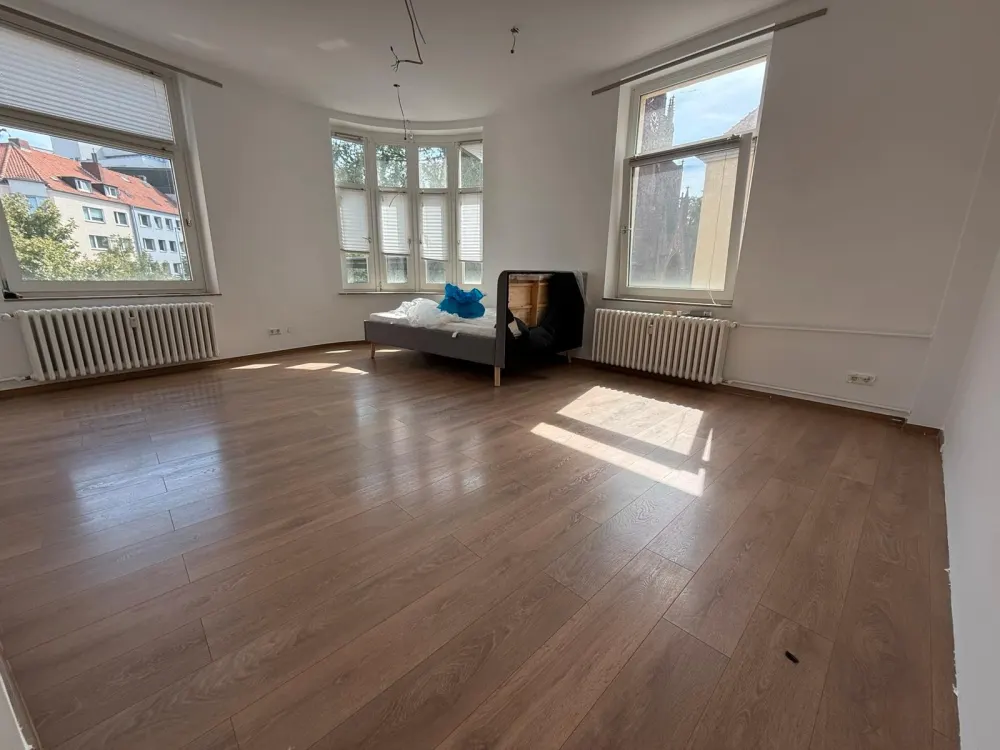 4 Zimmer WG Wohnung oder auch Bürofläche zu vermieten