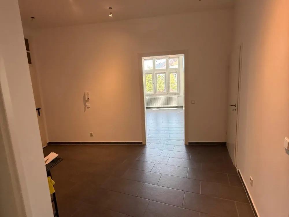4 Zimmer WG Wohnung oder auch Bürofläche zu vermieten