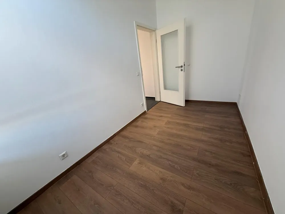 4 Zimmer WG Wohnung oder auch Bürofläche zu vermieten