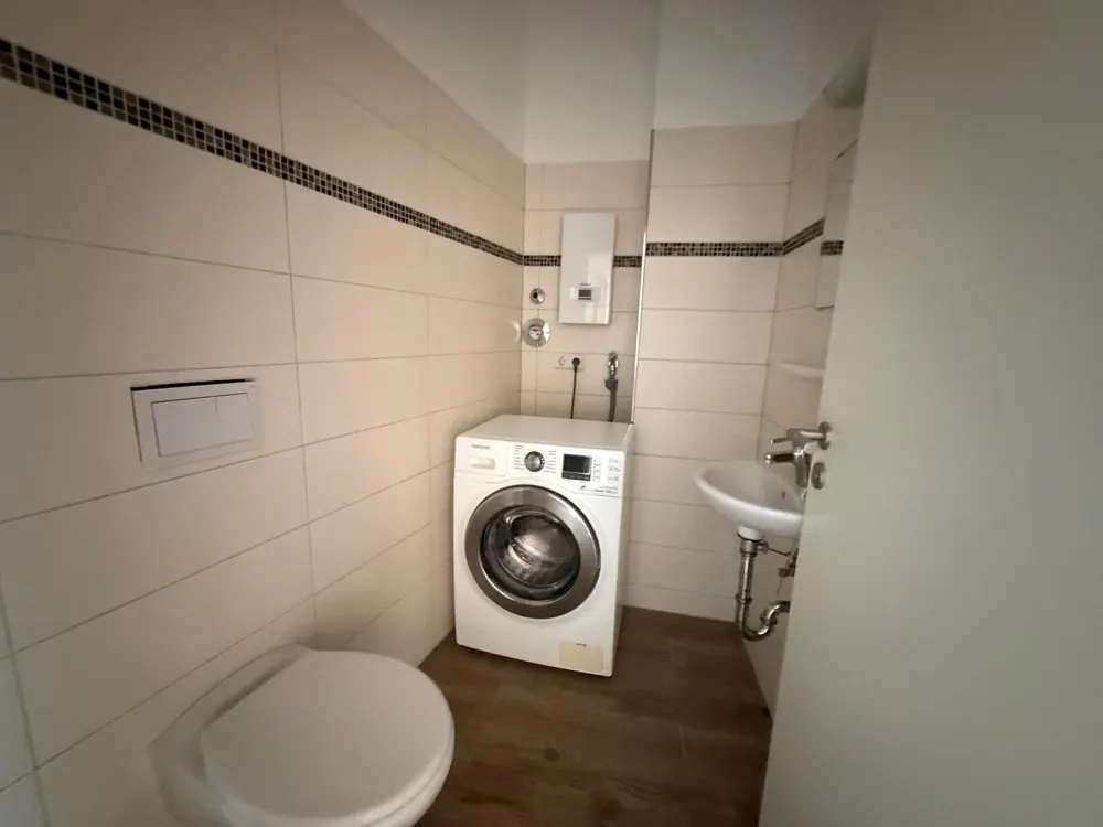 4 Zimmer WG Wohnung oder auch Bürofläche zu vermieten