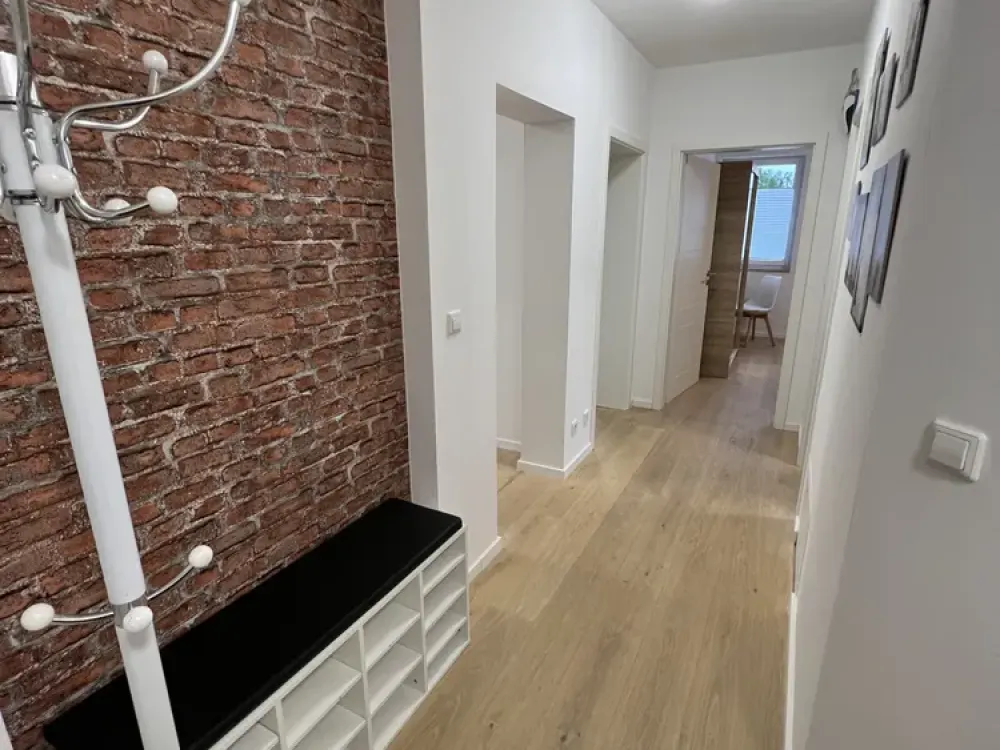 Exklusive Maisonette DG Wohnung voll möbliert mit TG Parkplatz