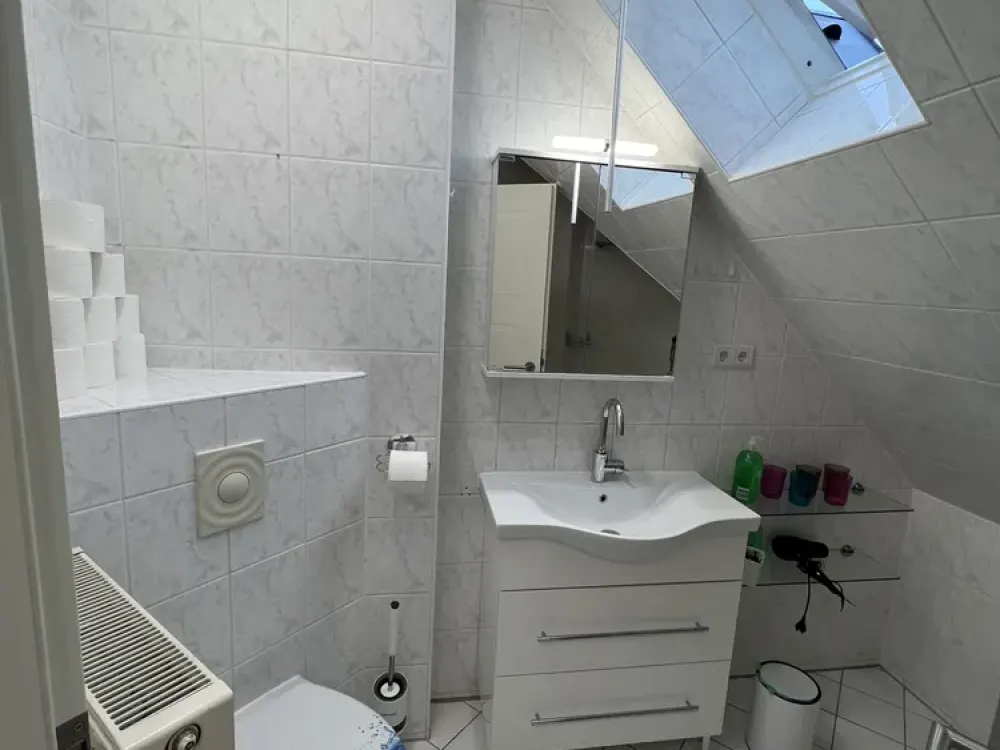 Exklusive Maisonette DG Wohnung voll möbliert mit TG Parkplatz