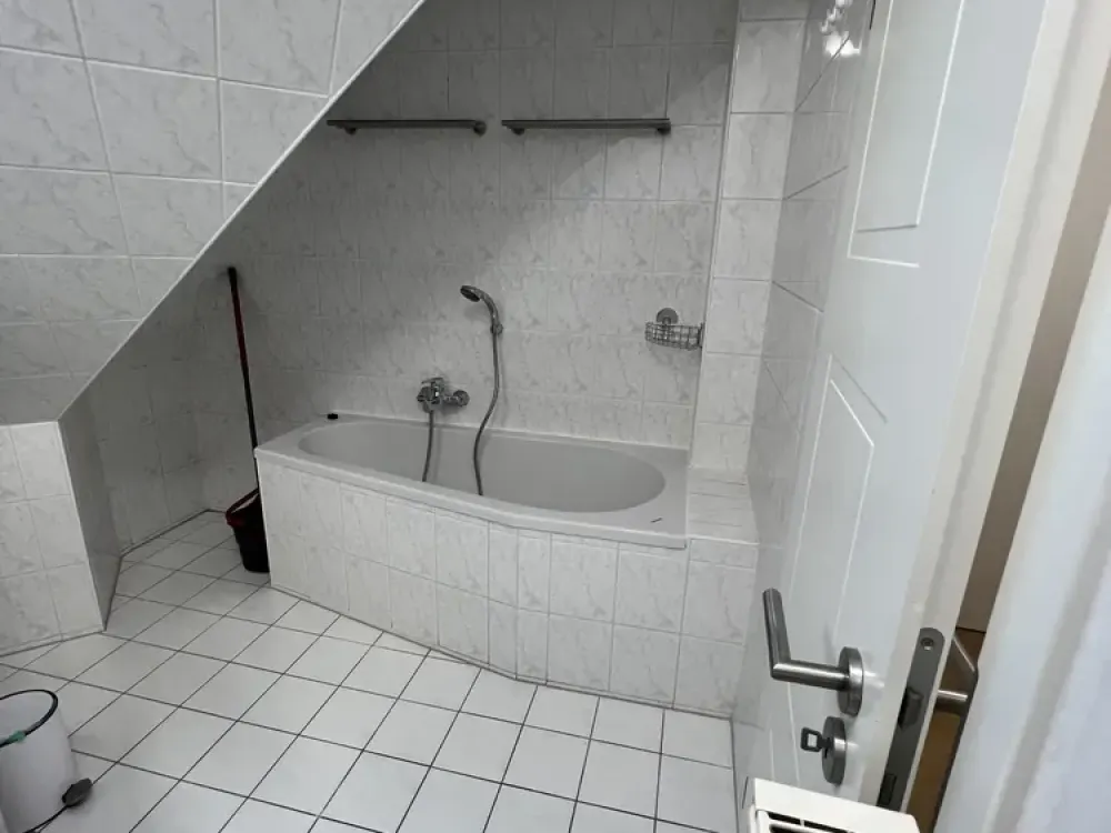Exklusive Maisonette DG Wohnung voll möbliert mit TG Parkplatz