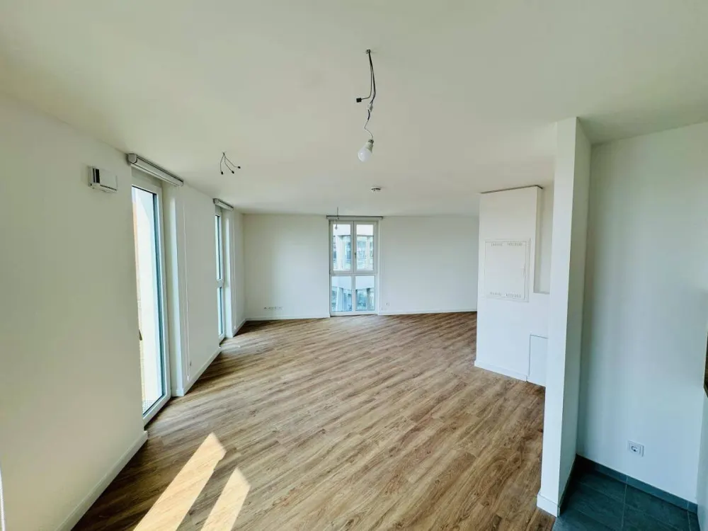 Living in a First Occupancy After Construction - Thoughtful Layout & Spacious Balcony