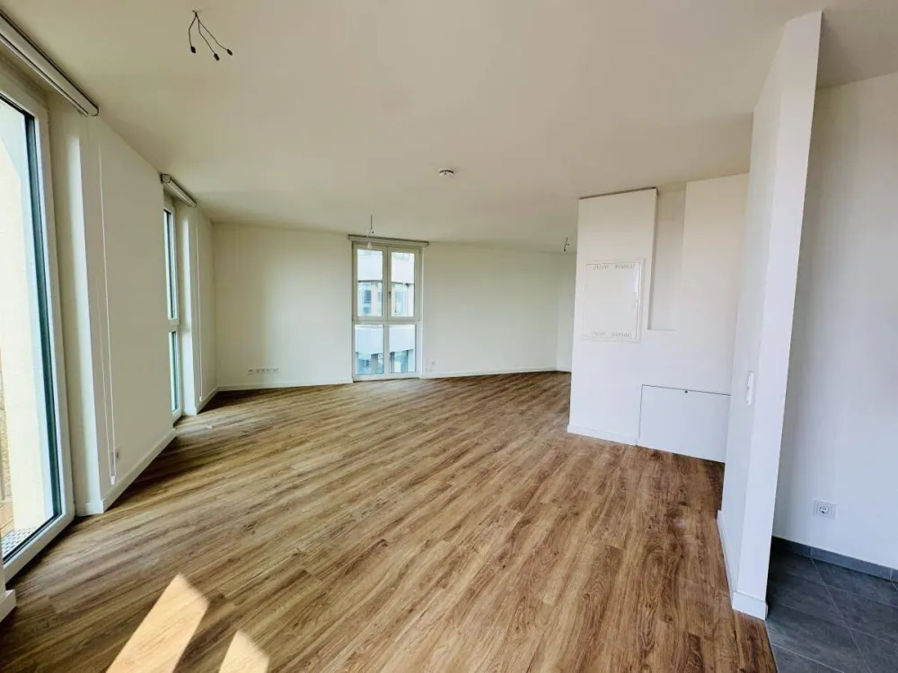 Living in a First Occupancy After Construction - Thoughtful Layout & Spacious Balcony