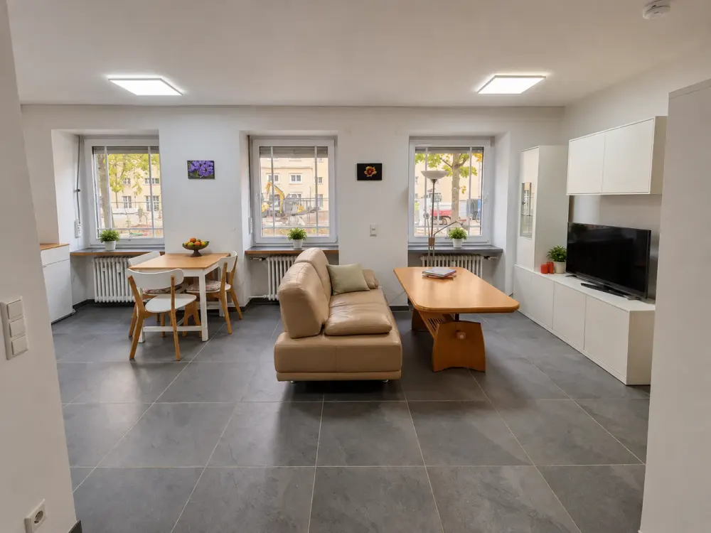 Stilvoll möblierte 2,5-Zimmer-Wohnung mit Schlossblick
