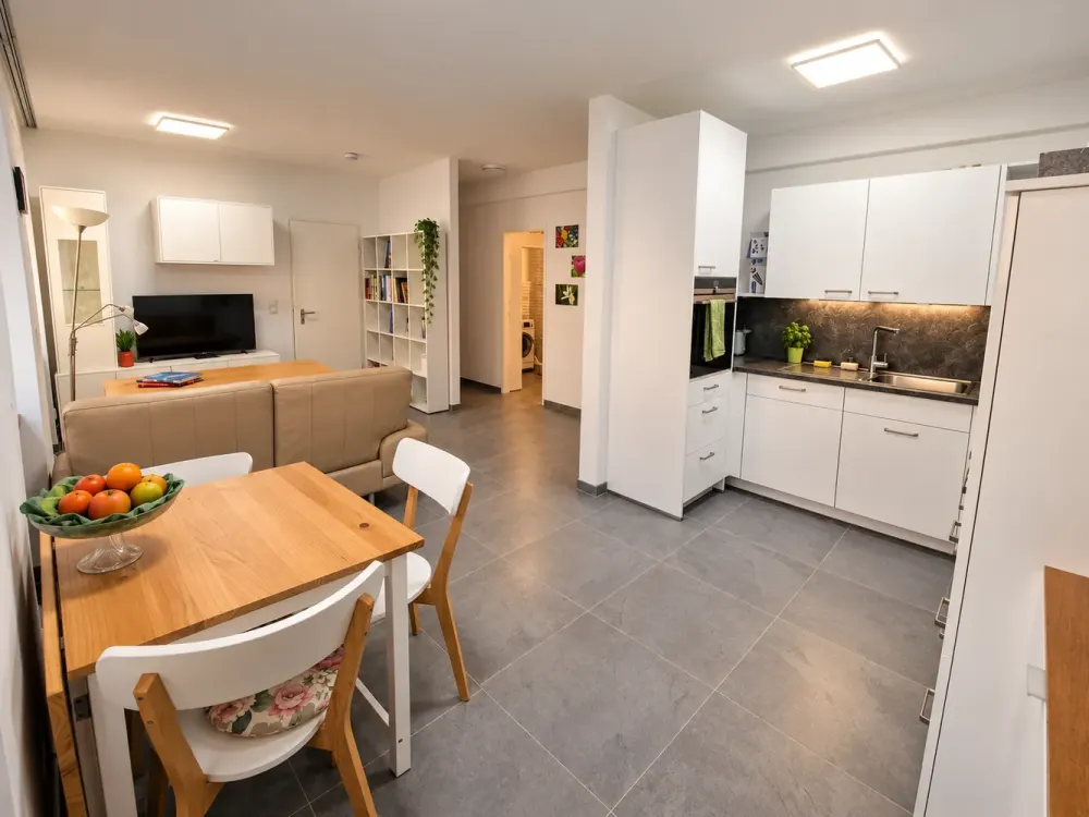 Stilvoll möblierte 2,5-Zimmer-Wohnung mit Schlossblick