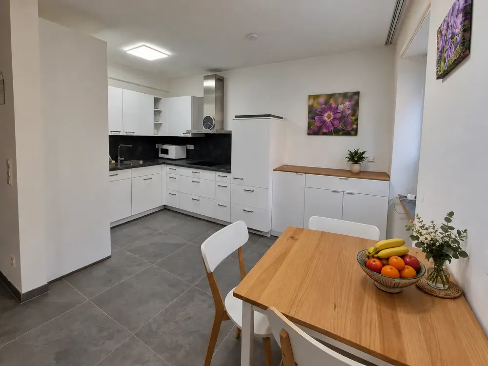 Stilvoll möblierte 2,5-Zimmer-Wohnung mit Schlossblick