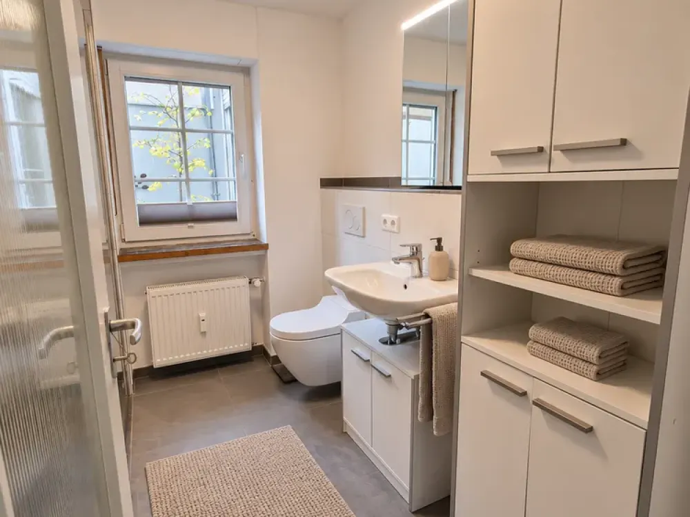 Stilvoll möblierte 2,5-Zimmer-Wohnung mit Schlossblick
