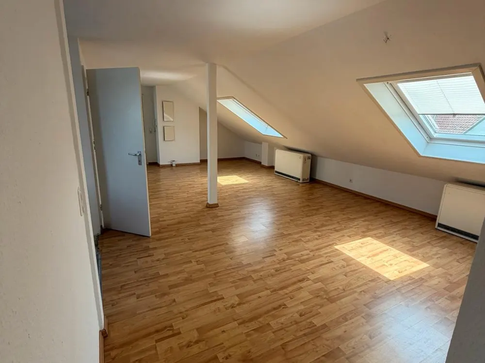 Helle 3 Zimmer DG Wohnung in zentraler Lage
