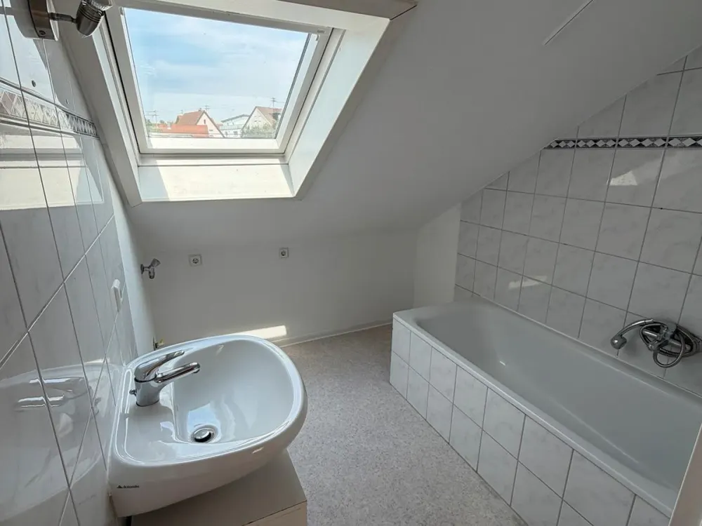Helle 3 Zimmer DG Wohnung in zentraler Lage