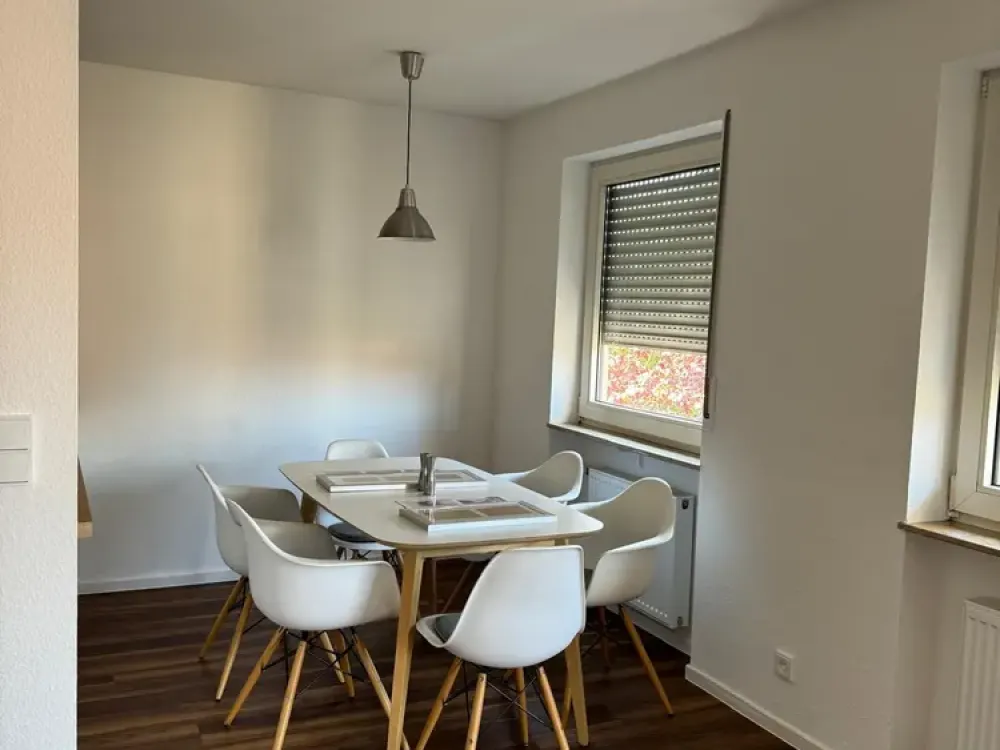 Central Temporary Rental in Frankfurt-Sachsenhausen, Furnished 3-Room Apartment with Balcony.