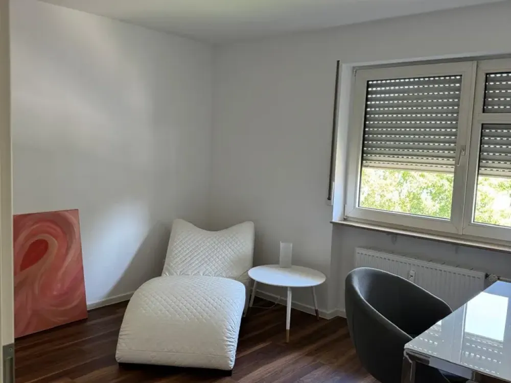 Central Temporary Rental in Frankfurt-Sachsenhausen, Furnished 3-Room Apartment with Balcony.