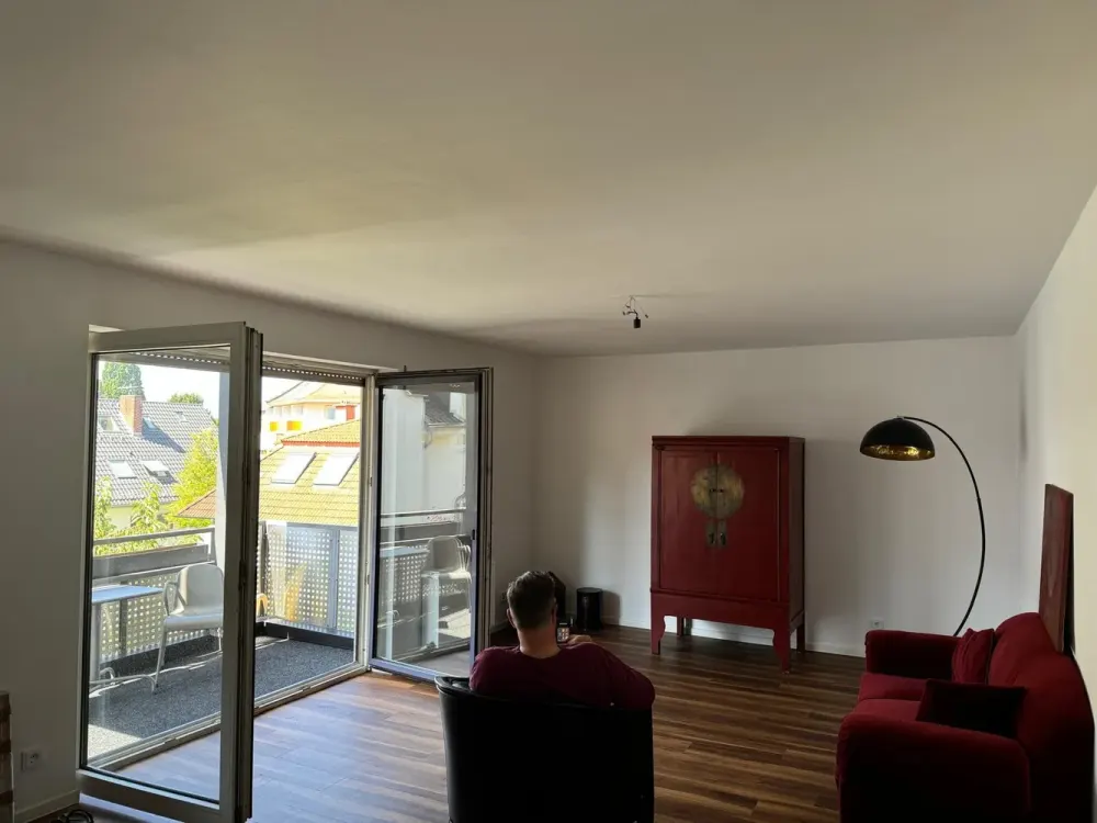 Central Temporary Rental in Frankfurt-Sachsenhausen, Furnished 3-Room Apartment with Balcony.