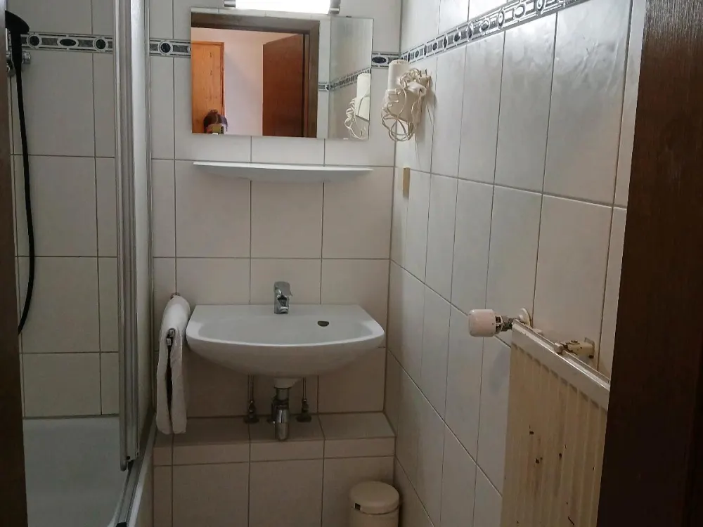 Zimmer (1-2 Pers.) inkl. Bad, Bad Homburg (Kirdorf) zu vermieten
