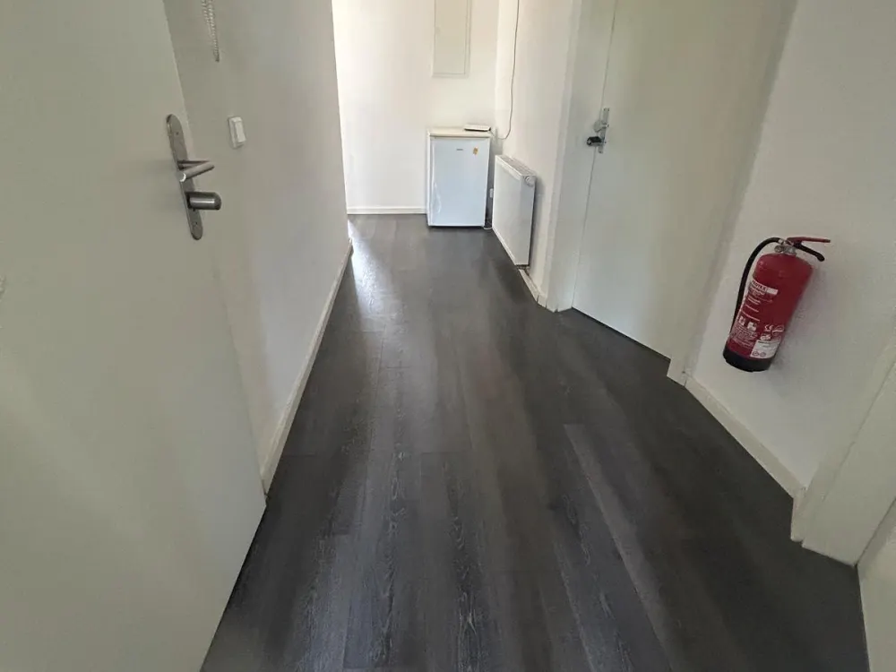 Schöne möbilierte 1 Zimmer Wohnung mit Balkon im Herzen von Europa