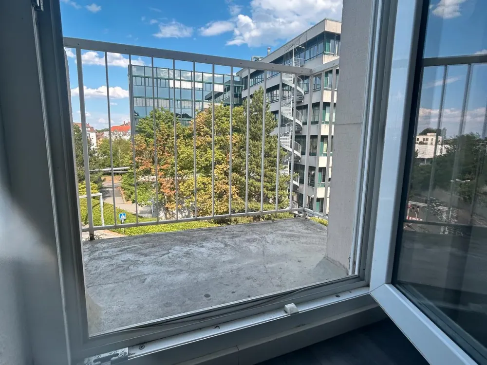 Schöne möbilierte 1 Zimmer Wohnung mit Balkon im Herzen von Europa