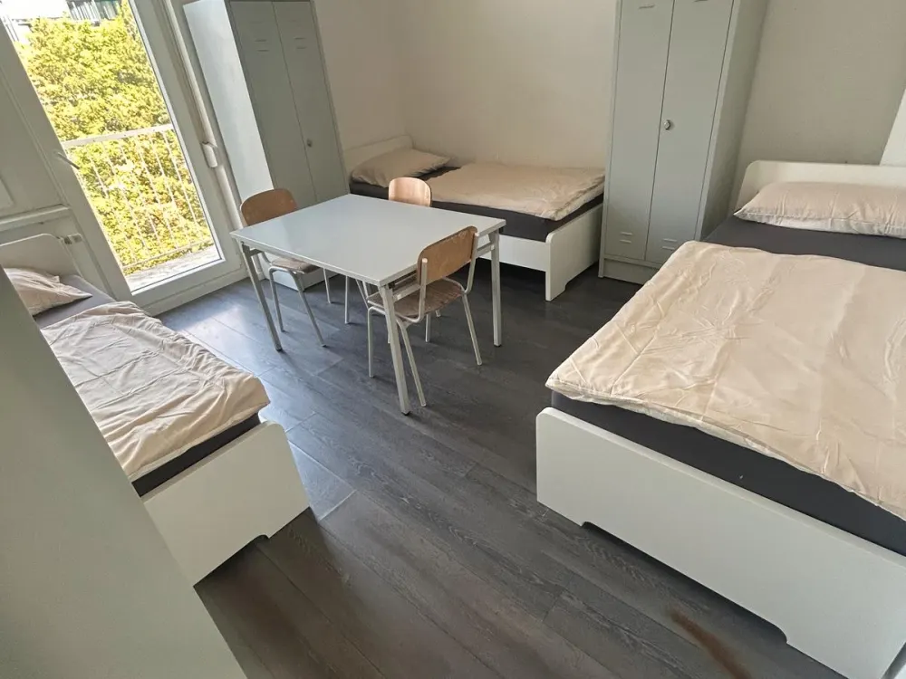 Schöne möbilierte 1 Zimmer Wohnung mit Balkon im Herzen von Europa