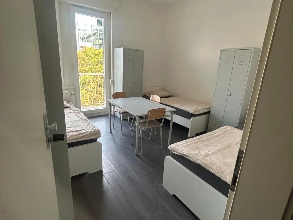 Schöne möbilierte 1 Zimmer Wohnung mit Balkon im Herzen von Europa