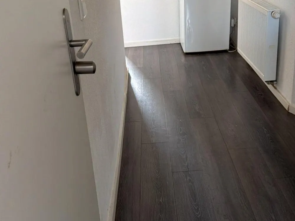 Schöne möbilierte 1 Zimmer Wohnung mit Balkon im Herzen von Europa