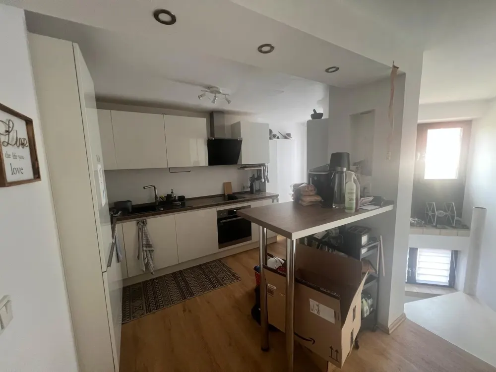 Kernsanierte 3 Zimmer auf 2 Etagenwohnung mit Stellplatz