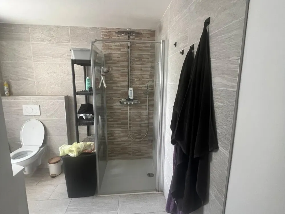 Kernsanierte 3 Zimmer auf 2 Etagenwohnung mit Stellplatz