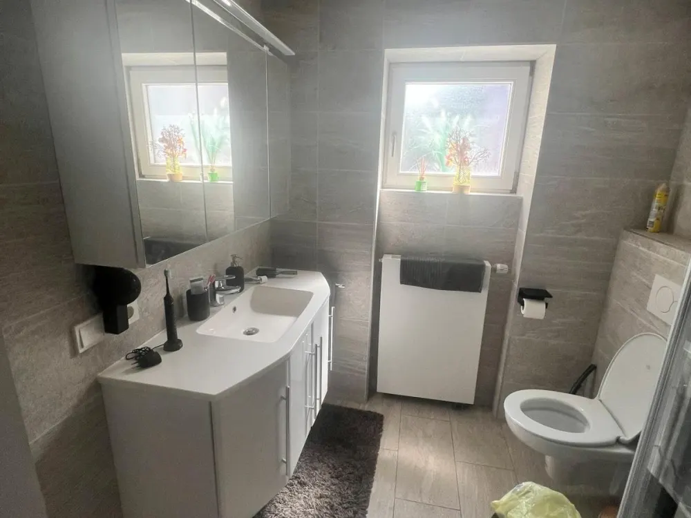 Kernsanierte 3 Zimmer auf 2 Etagenwohnung mit Stellplatz