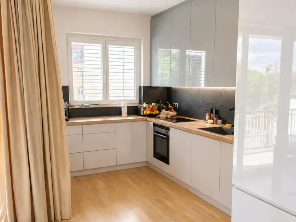 Hochwertig möblierte 4-Zimmer-Neubauwohnung mit TG-Stellplatz und 2 Bädern
