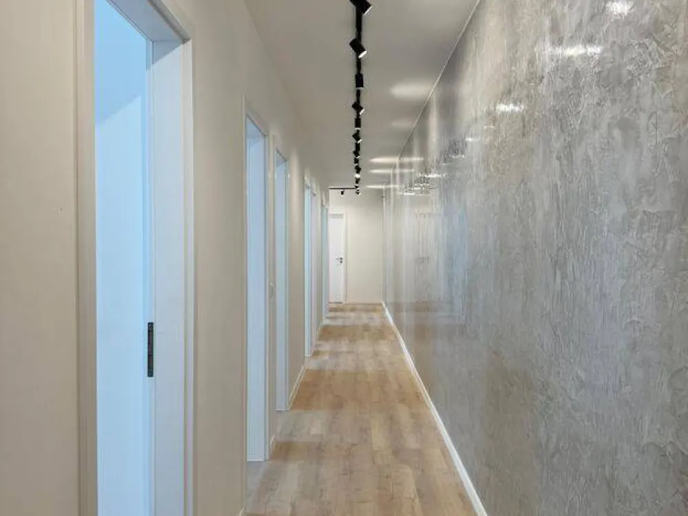 Erstbezug: möblierte 8-Zimmer-WG-Wohnung mit 31 m² Dachterrasse, 450 €/Zimmer