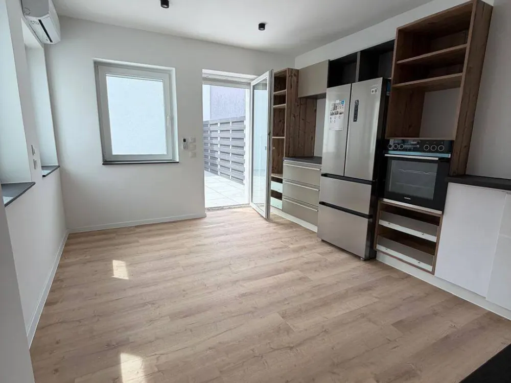 Erstbezug: möblierte 8-Zimmer-WG-Wohnung mit 31 m² Dachterrasse, 450 €/Zimmer